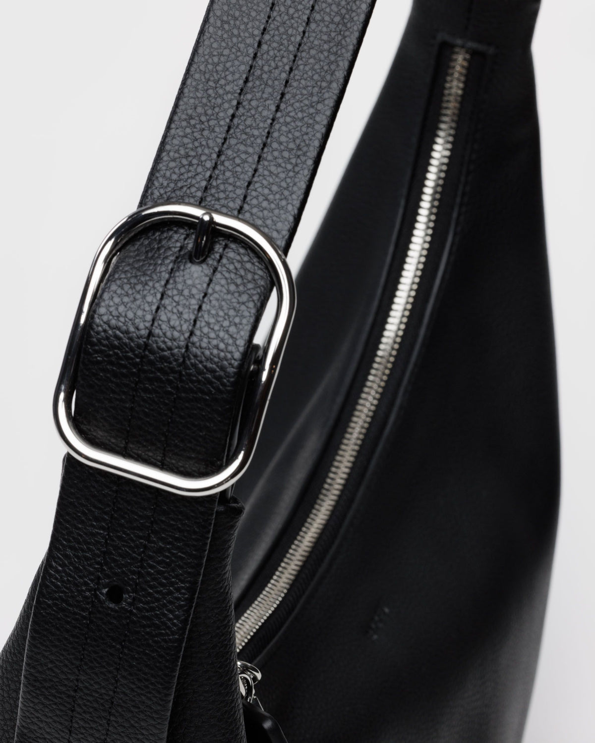 RECYCLED LEATHER SHOULDER BAG - US 8975