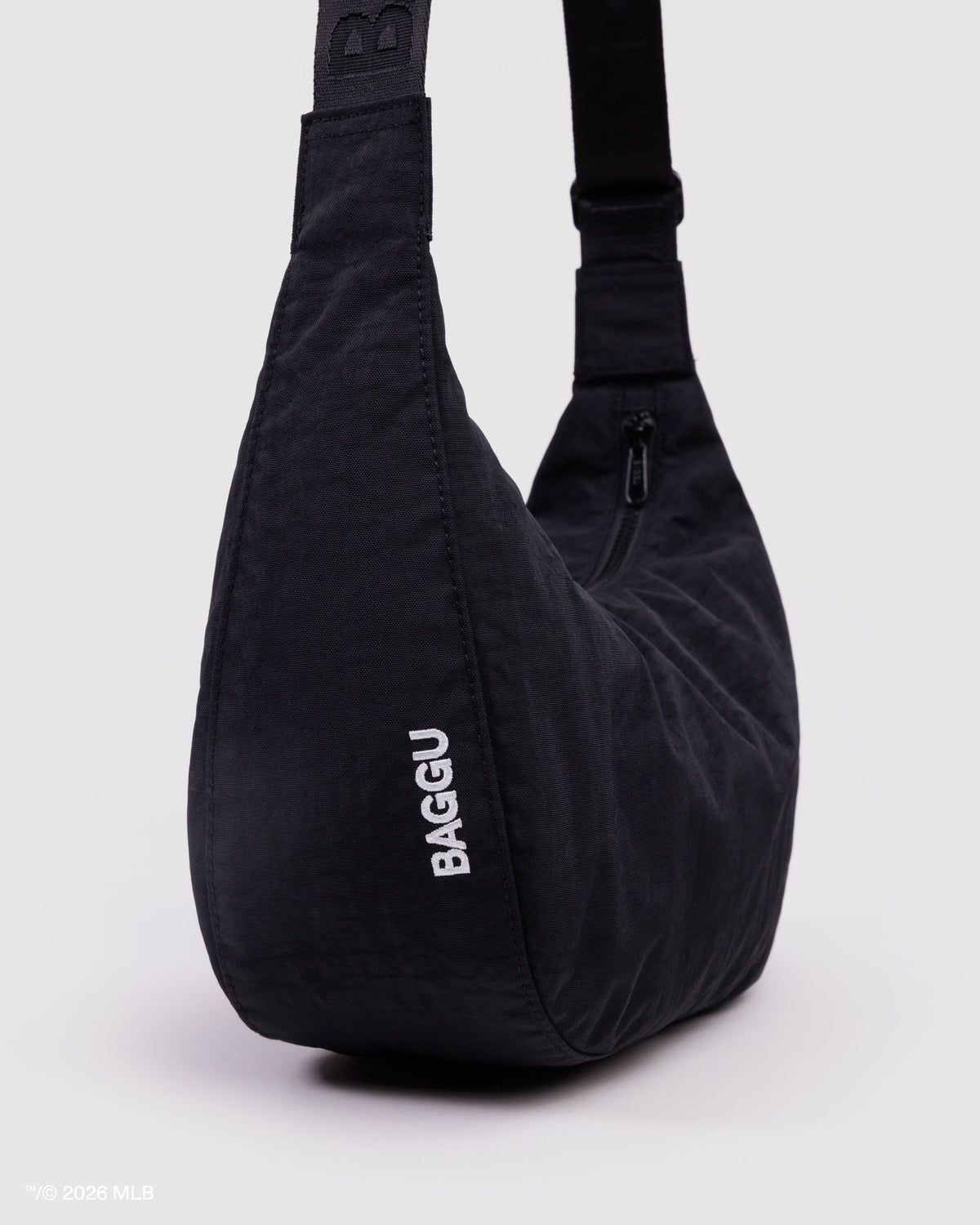 MEDIUM NYLON CRESCENT BAG - US 8255
