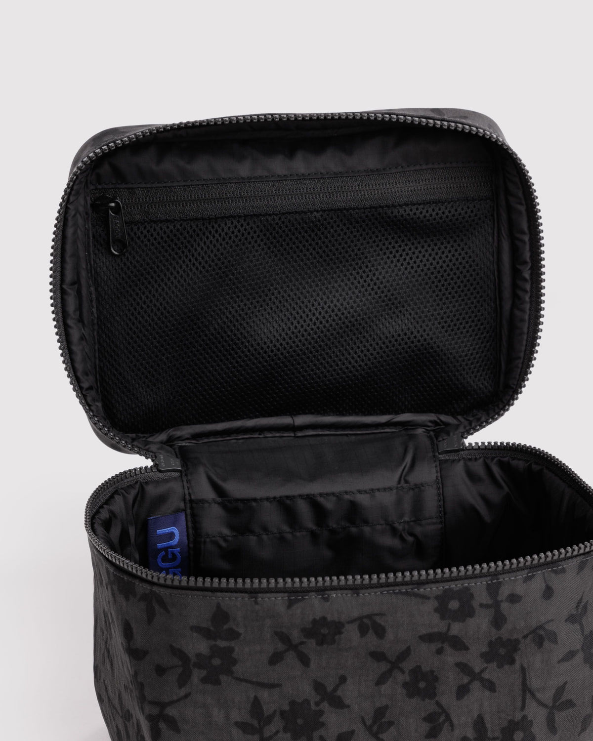 LARGE COSMETIC CASE - US 7425