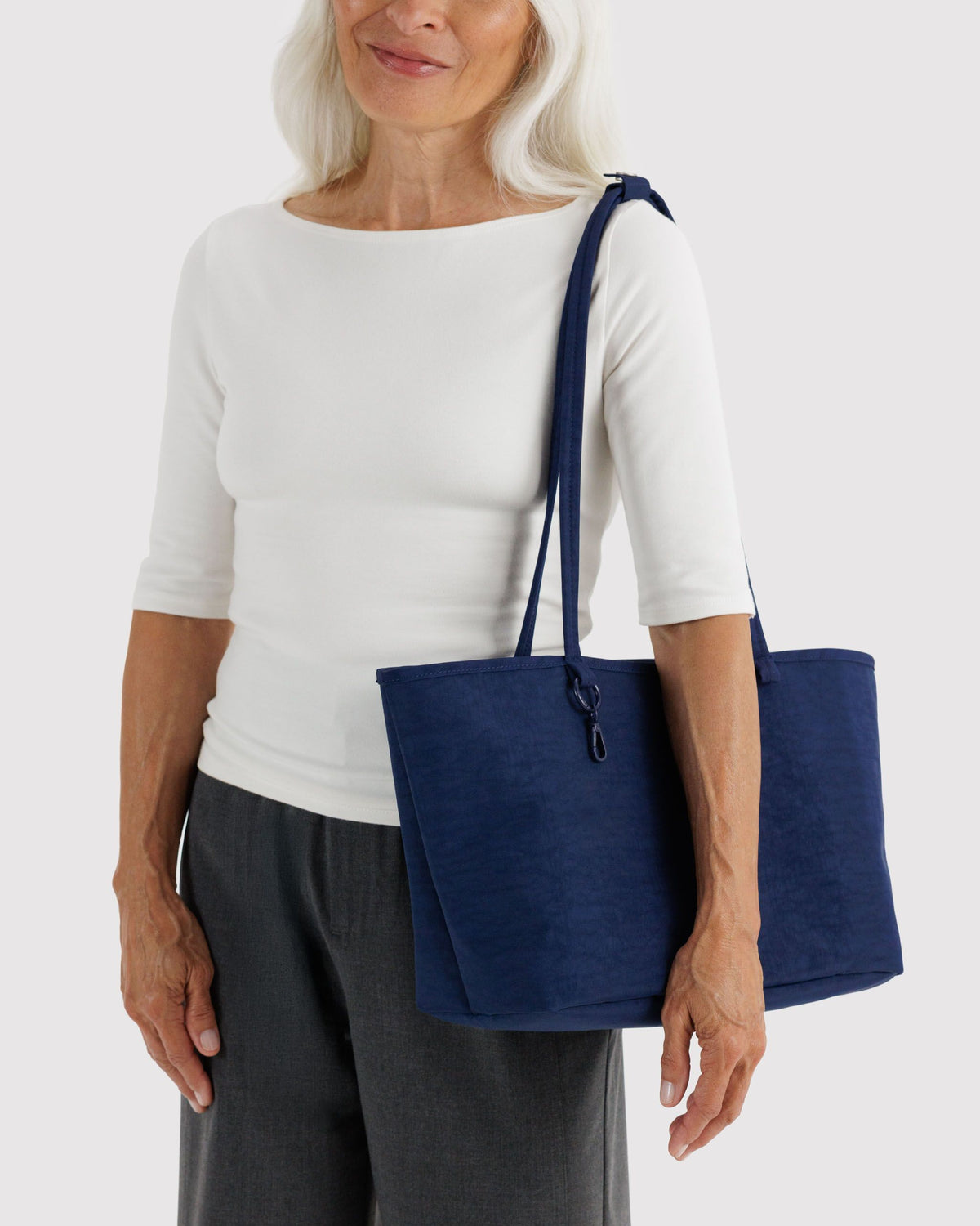 MEDIUM NYLON REVERSIBLE TOTE - US 5834